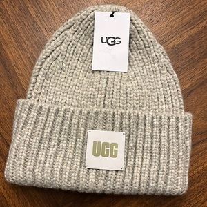 UGG | W Chunky Rib Beanie with Logo Light Grey